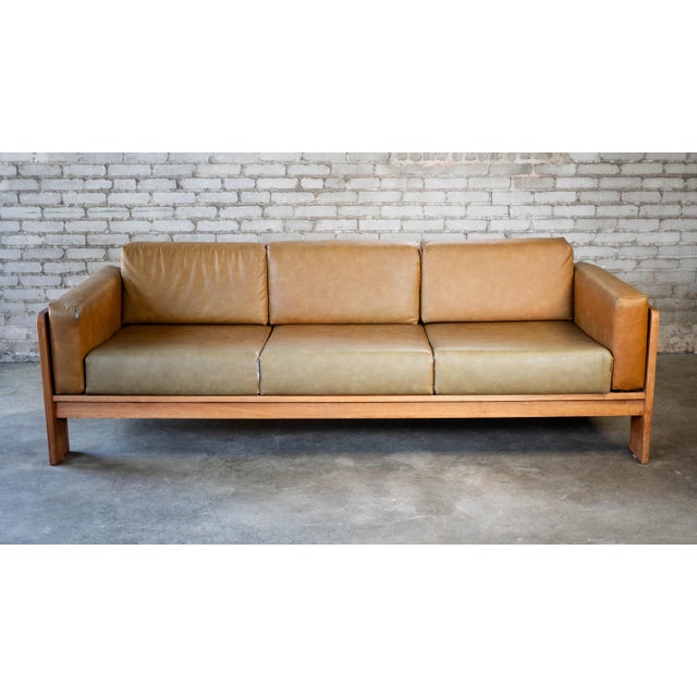Knoll 'Bastiano' attributed sofa by Charlton, circa 1970s. Three seater design with walnut frame showing nice wood grain...