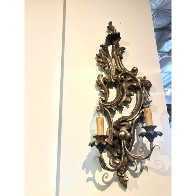 Italian Hand Carved Wood 2 Light Acanthus Leaf Motif Sconce in Distressed Silver Gilt and Mecca Finish For Sale - Image 12 of 13