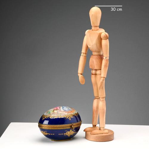 Sèvres porcelain jewelry box from the Chateau des Tuileries. The lid features a romantic scene within a pure gold frame,...