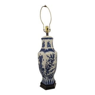 1940s Vintage Chinoiserie Blue and White Ceramic Bird and Floral Motif Chinese Table Lamp For Sale