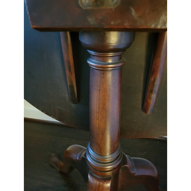 1770s English Georgian Tilt Top Round Pedestal Table For Sale - Image 10 of 16