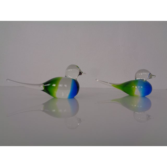 A pair of glass birds. Can be used as a paperweight or decorative object from the 1970s.