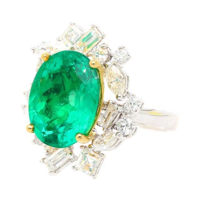 Late 20th Century 6.79 Carat Minor Oil Colombian Emerald and Diamond 18k Gold Ring Size 6 For Sale In Miami - Image 6 of 10