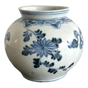 Fine Korean Porcelain Jar with Chrysanthemum Design Joseon Dynasty