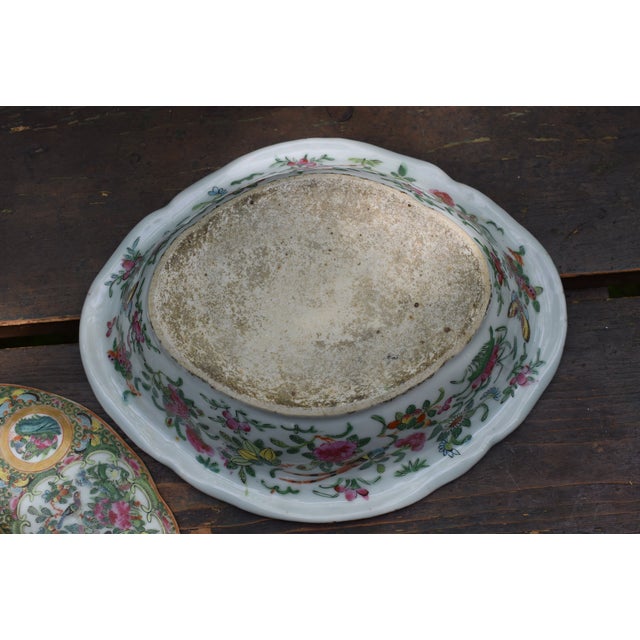 Chinese Mid-Century Modern Chinese Export Rose Medallion Covered Vegetable Dish For Sale - Image 3 of 3