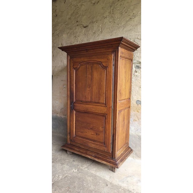 Wardrobe / Bonnetière Louis XIII in oak / 18th century Height 198 cm Width 119 cm at the bottom and 125 cm at the top...
