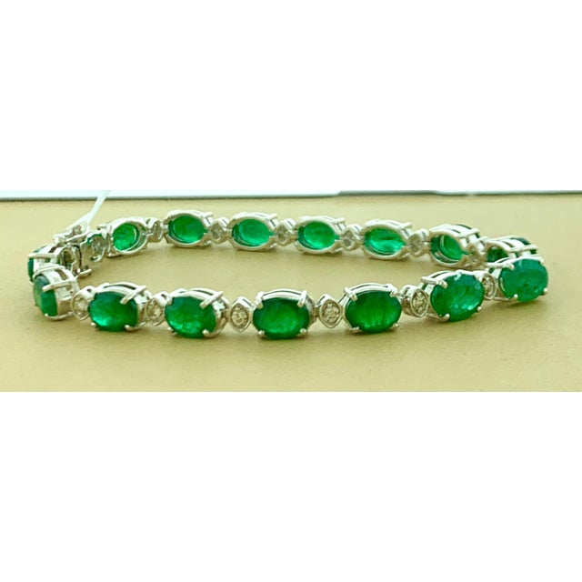 Contemporary 14 Carat Emerald 0.8 Carat Diamond Tennis Bracelet 18 Karat White Gold For Sale - Image 3 of 18