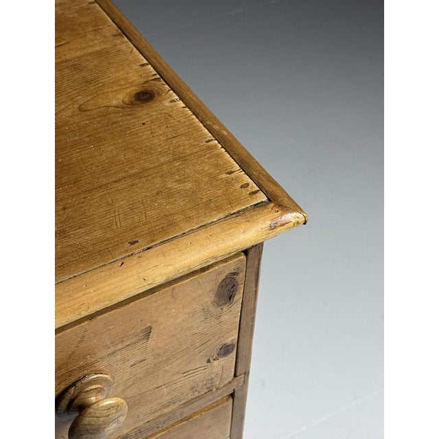 Beautiful country-style chest of drawers / dresser. Originally from England, 19th century. Made of solid pine. In good...