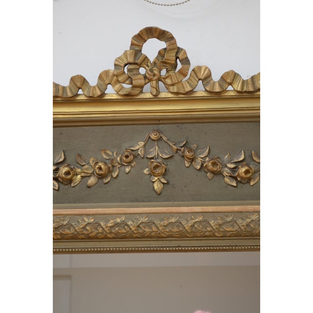 Early 20th Century Belle Époque French Gilded and Olive Green Wall Mirror with Ribbon Crest, 1900s For Sale - Image 5 of 15