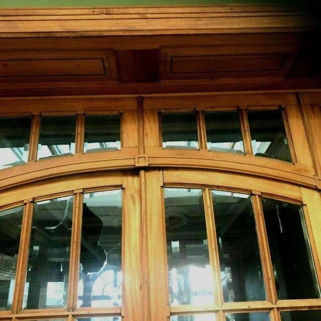 Four-leaf partition block with its transom Four doors and transom with small beveled panes Two central alcove doors...