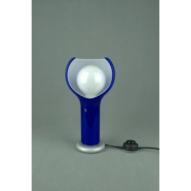 Rare Joe Colombo flash table lamp designed in the 1960s for Oluce, Italy. This model has a Murano glass diffuser and a...