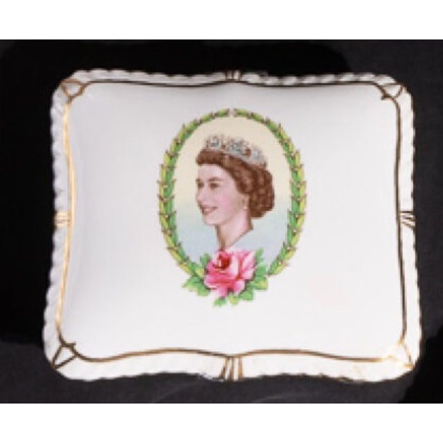 Mid-Century Modern The British Royal Family Queen Elizabeth II Coronation Commemorative Earthenware Set H.DC.ROY, 1953, Set of 4 For Sale - Image 3 of 4