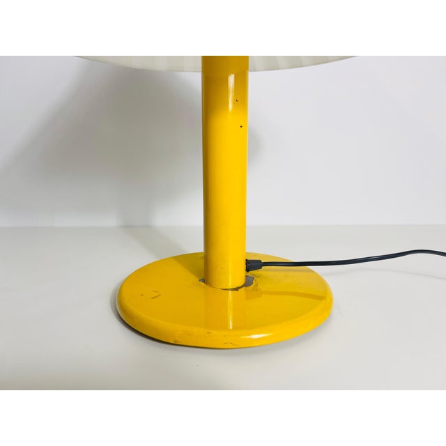 This vintage table lamp from 1960s Italy is a striking example of mid-century design, featuring a playful yet...