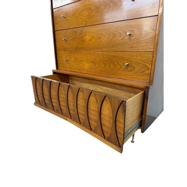 1960s Mid-Century Modern Catseye 4-Piece Walnut Bedroom Set W/Original Legs For Sale - Image 5 of 12