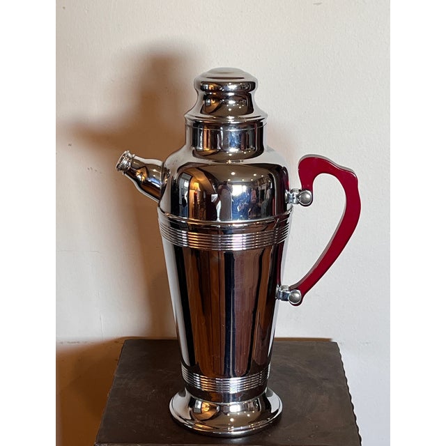 Manning Bowman & Co. Vintage Art Deco Chrome Cocktail Shaker Red Bakelite Handle Manning Bowman For Sale - Image 4 of 6