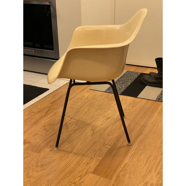 1950s Herman Miller Eames Vintage 1957 Arm Shell Chair For Sale - Image 5 of 12