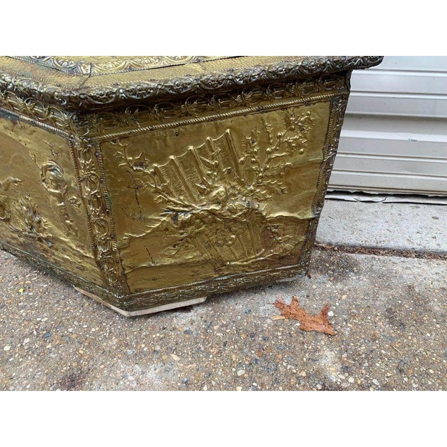 English Antique Hammered Brass Coal Kindling Scuttle Box. For Sale - Image 3 of 9