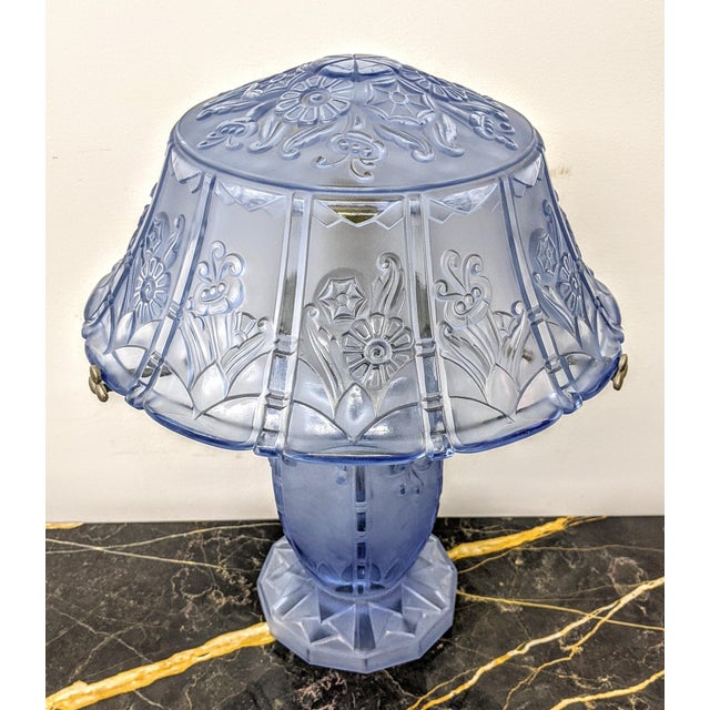 French Art Deco table lamp Signed "Lorrain Nancy France" (signature in the last image) with flower motif in clear blue....