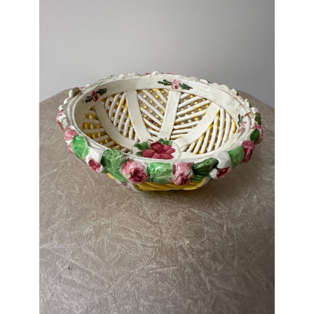 Yellow Mid 20th Century Italian Twisted Weave Smalll Bowl With Painted Flowers For Sale - Image 8 of 9