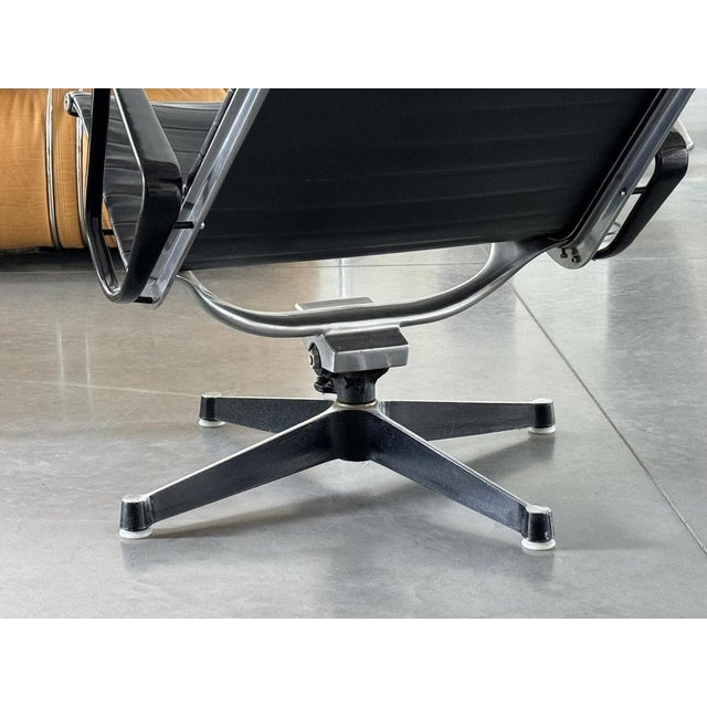 Aluminium EA124 Armchairs with EA125 Ottoman in Vinyl Upholstery by Charles and Ray Eames for Herman Miller, Set of 3 For Sale - Image 13 of 17