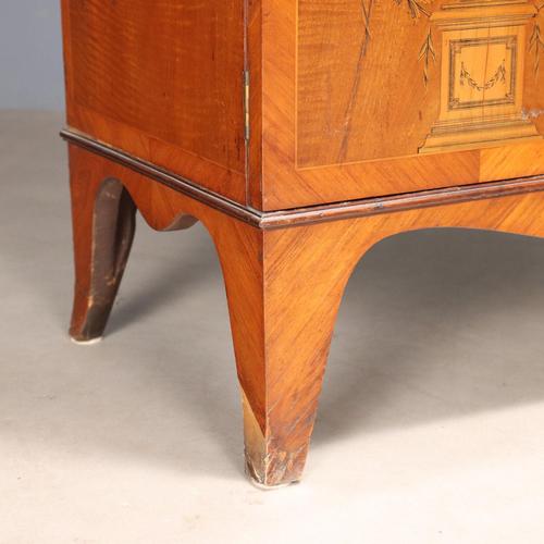 Antique Bookcase in Mahogany with Maple Inlays, 1900s For Sale - Image 11 of 13