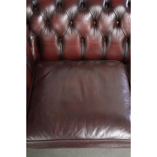 Cowhide Chesterfield 2.5-Seater Sofa in Oxblood Red For Sale - Image 6 of 14