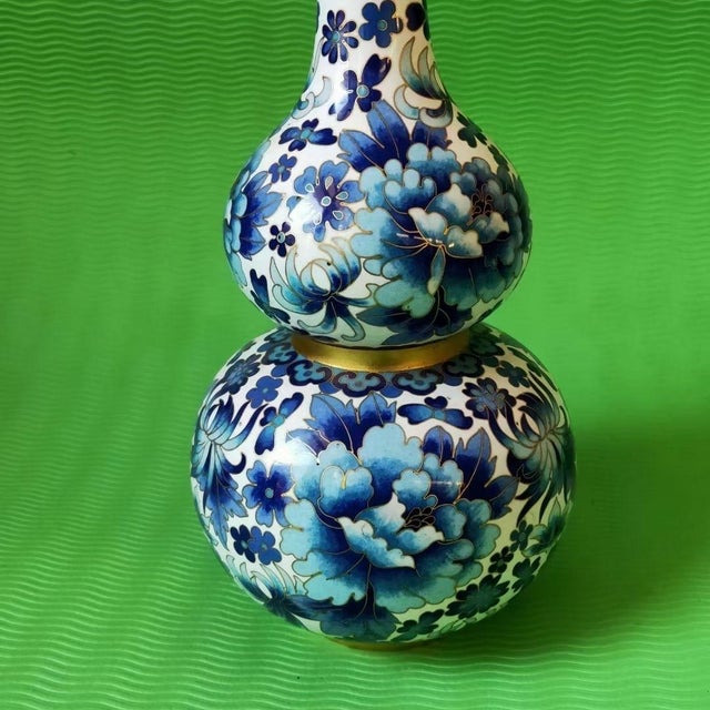 Vintage Cloisonné Enamel Double-Gourd Vase – Blue & White Floral Motif For Sale - Image 4 of 9