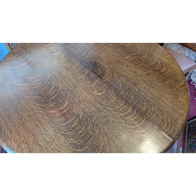 1920s Quarter Sawn Oak Round Table With 4 Chairs - Set of 5 For Sale - Image 4 of 14