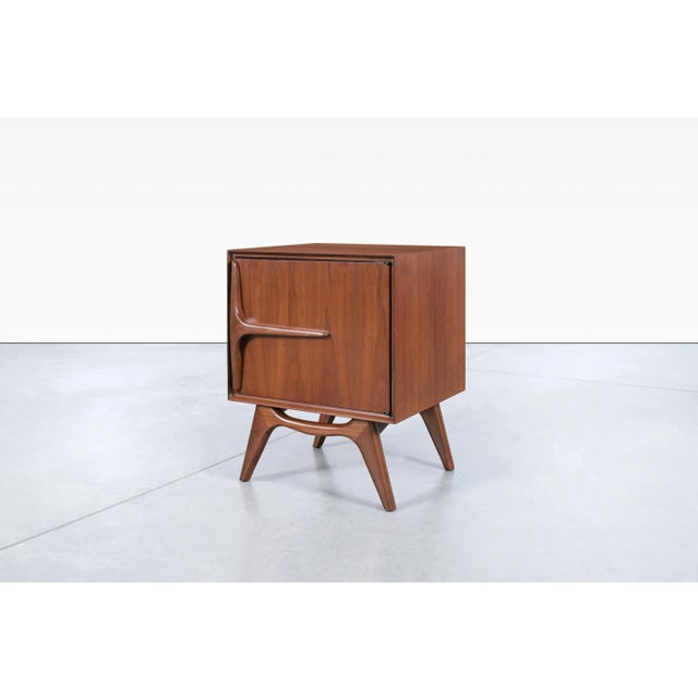 1960s Mid-Century Modern Walnut Sculptural Nightstands - a Pair For Sale - Image 11 of 12