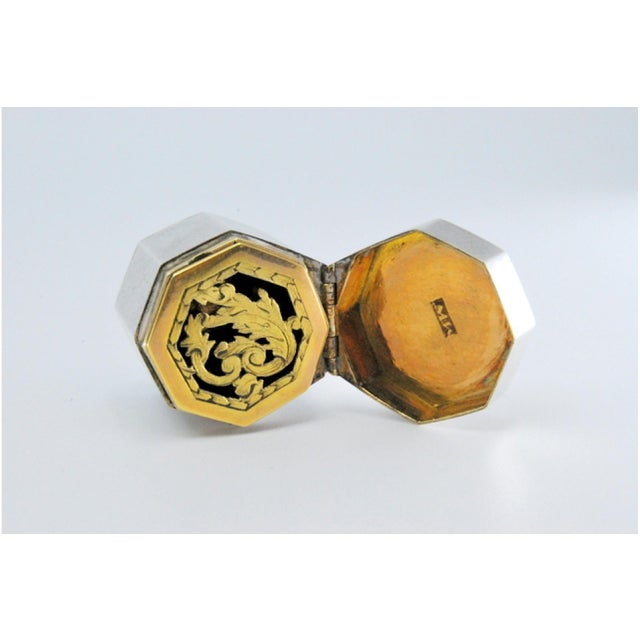 George III Hexagonal Silver and Gold Vinaigrette Box, in Very Good conditions. Designed before 1890 This piece has an...