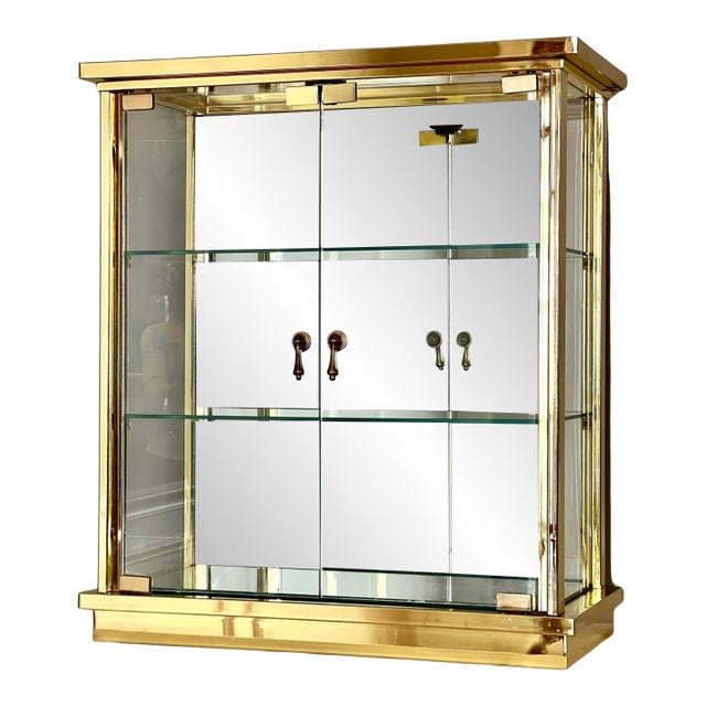 1970s Mastercraft Style after Brass and Glass Mirror Back and Base Tabletop Display Cabinet For Sale
