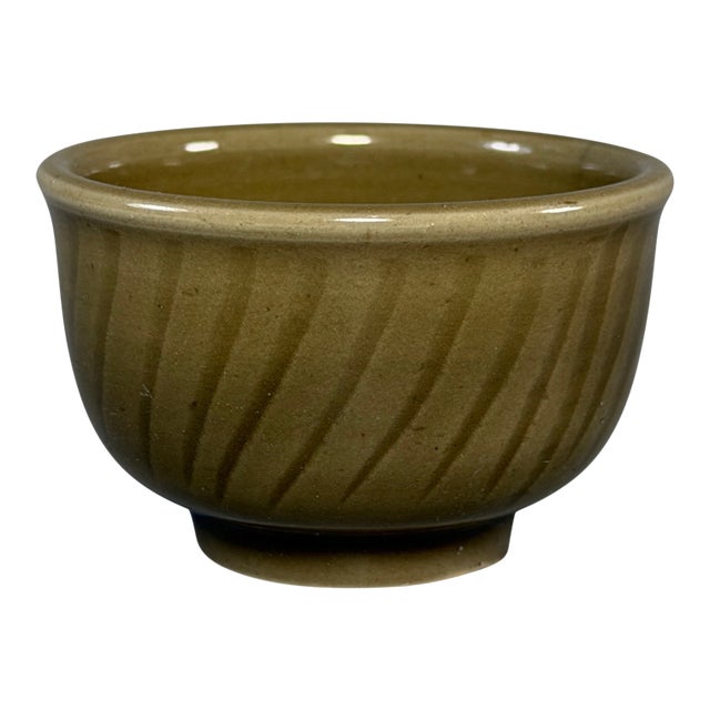 China Vintage‑Style Striped‑Carved Dark‑Glaze Celadon Tea Bowl For Sale