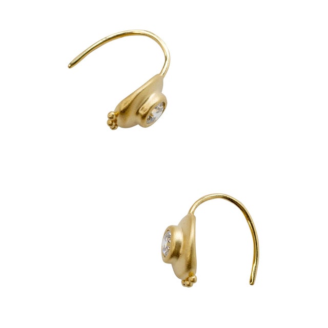 Oro 18K Gold Large Diamond Hook Earrings, A Pair For Sale In New York - Image 6 of 9