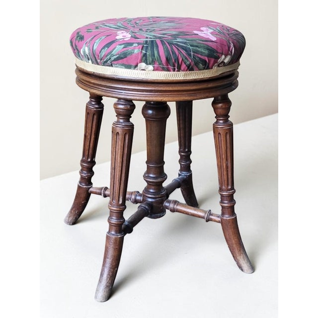 Napoleon III piano stool, 19th century. Height between 48 and 63 cm. Seat diameter 34.5 cm. The screw works properly....