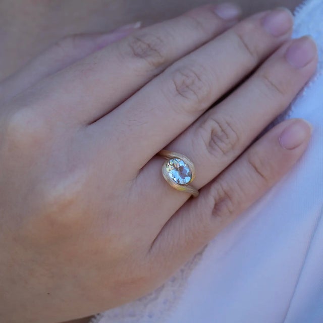 14K Solid Gold 6 x 8 mm Natural Aquamarine｜Sky Blue｜Oval｜Eye Clean Aquamarine CTW: 1.10 An ode to motion and stillness in...