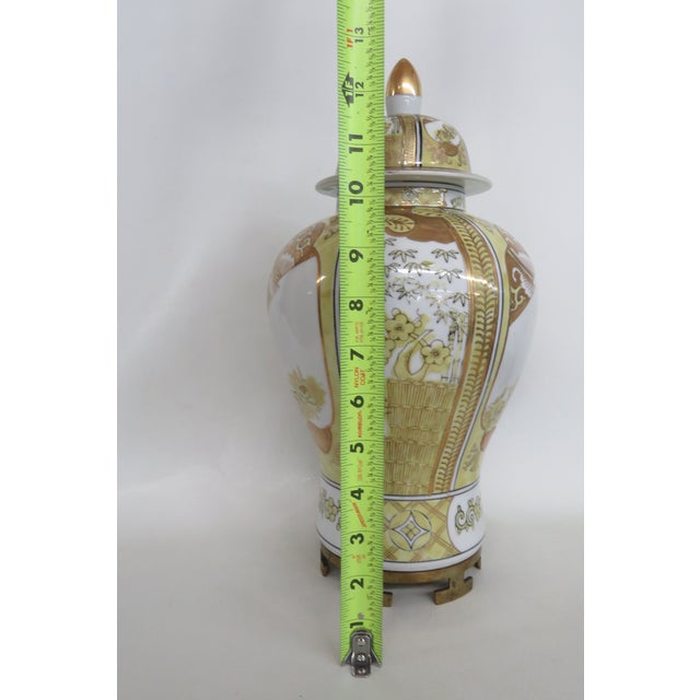 Gold Imari Porcelain Lidded Ginger Jar Hand Painted Urn With Display Stand 5012b For Sale - Image 14 of 16