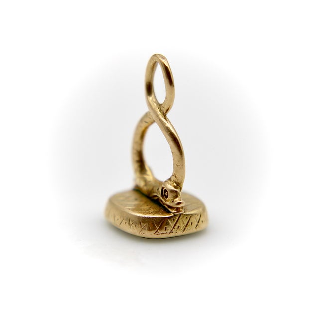 Early 19th Century 14k Gold Georgian Double Dolphin Fob With Bloodstone Cartouche For Sale - Image 4 of 10