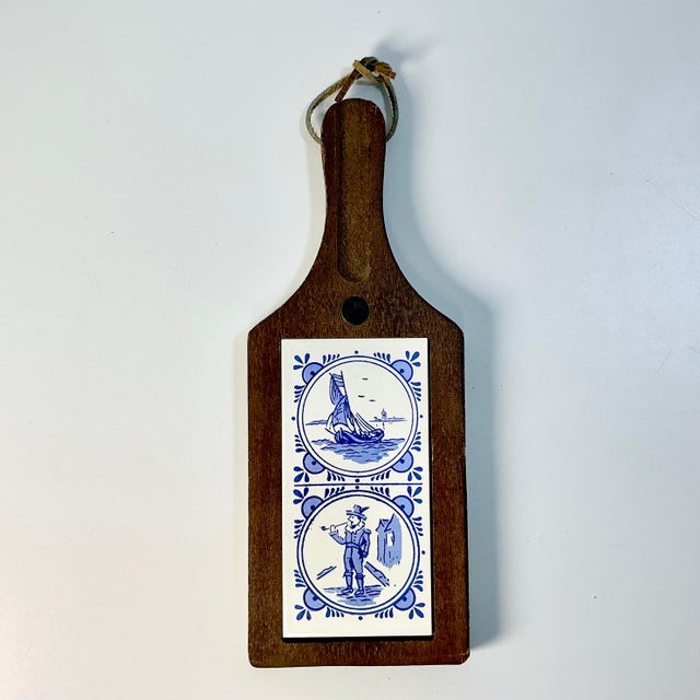 Cornflower Blue Mid 20th Century Gustavian Boho Chic Delft Style Tile & Wood Trivet. For Sale - Image 8 of 11