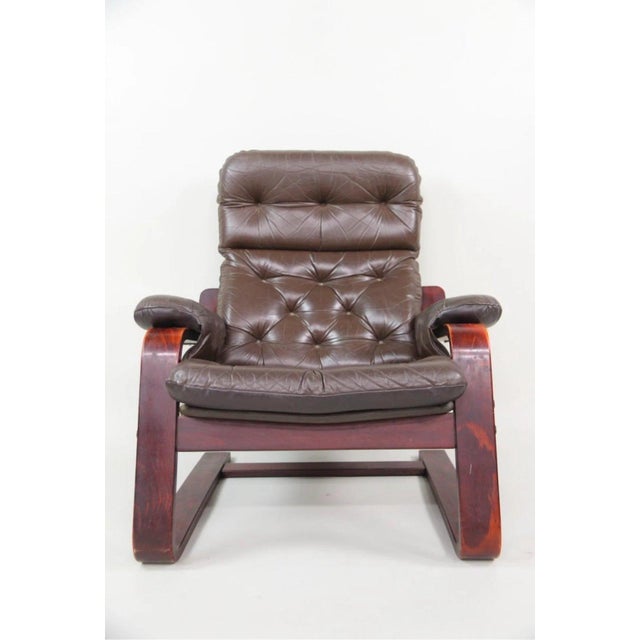 Cantilevered Tufted Leather Lounge Chair | Scandinavian Modern | Rosewood-Toned Bentwood Frame | C. 1970s For Sale - Image 4 of 10