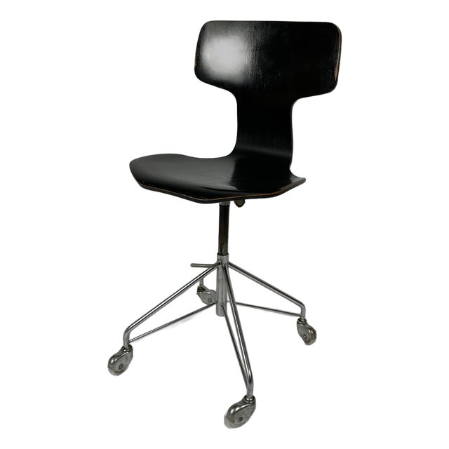 Model 3113 Swivel Office Chair by Arne Jacobsen for Fritz Hansen, 1969 For Sale
