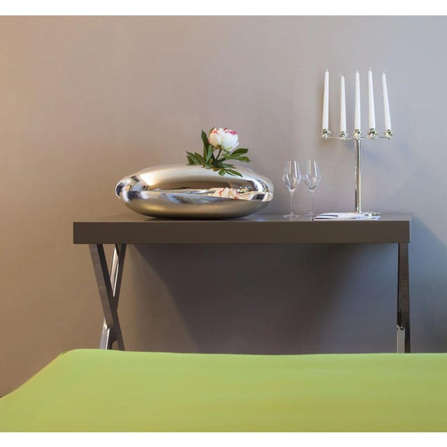 The Elis vase is made of a smooth and glossy silver.