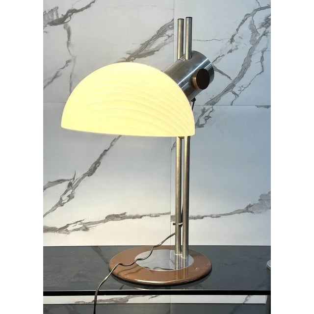 70's - wonderful space age table lamp. Chrome-plated steel frame, blown glass diffuser. Height adjustable speaker the item...