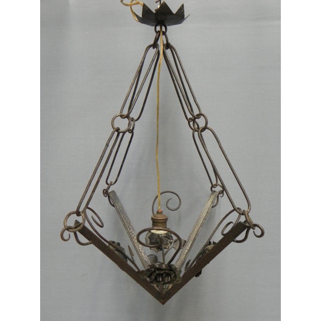 Total height: 60 cm. Width: 50 cm. Depth: 50 cm. The lamp has a large lamp socket (E27). Origin: Belgium, 1930s. Material:...