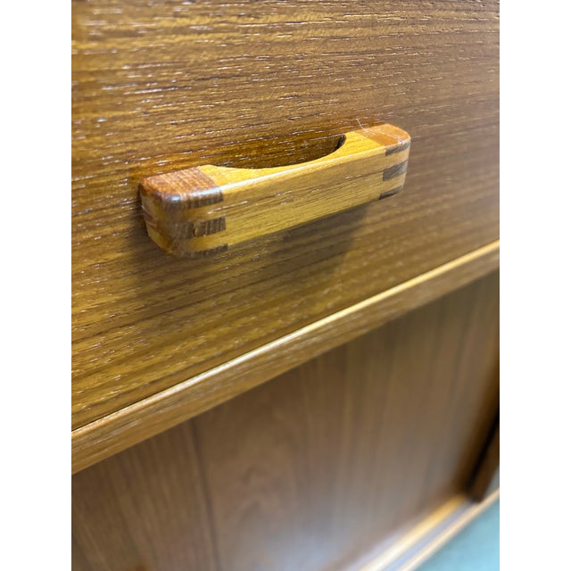1960s 1960s Beautiful Danish Modern Teak Display Cabinet For Sale - Image 5 of 9