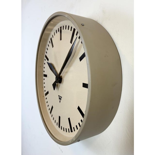 1960s Large Brown Industrial Factory Wall Clock from Pragotron, 1960s For Sale - Image 5 of 17