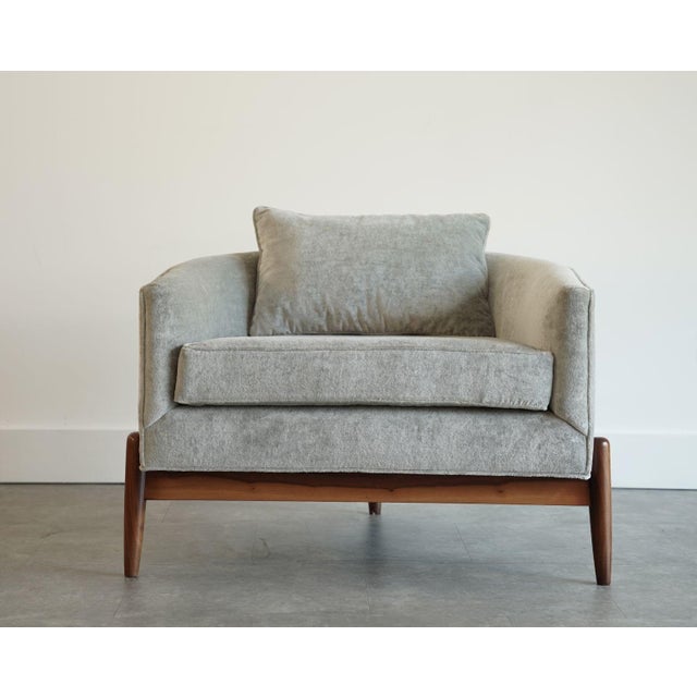 Mid 20th Century Tripod Barrelback Lounge Chairs in Greige Linen, C. 1950s For Sale - Image 5 of 8