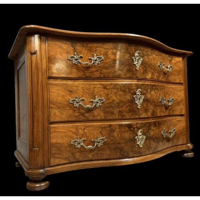 Louis XIV ombé Commode in Burr Walnut and Gilt Bronze For Sale - Image 6 of 8