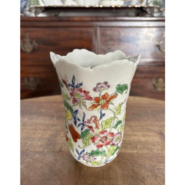 Beautifully-painted in a classic famille rose pattern with stunning enamel detail. Birds and flowers with a slightly...