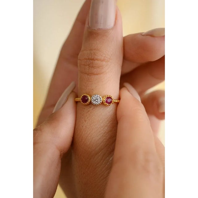 Brilliant Diamond and Ruby Three Stone Ring in 18k Yellow Gold Size 5 For Sale - Image 4 of 11