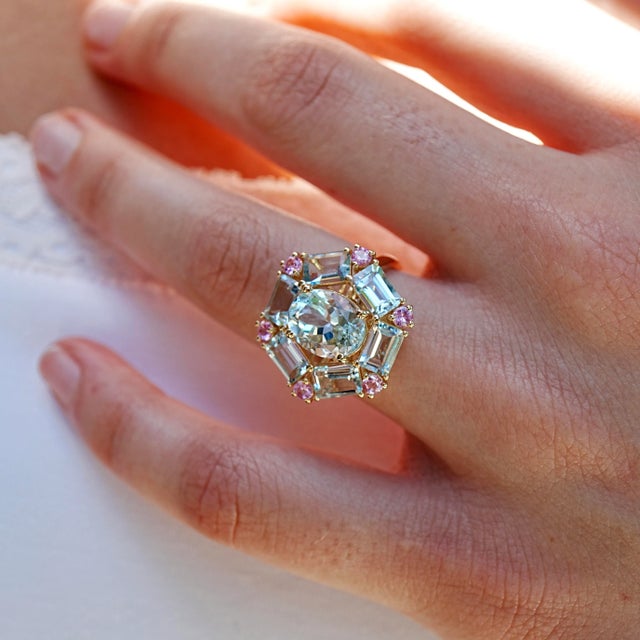 Contemporary Nina Zhou Margeret Aquamarine Pink Sapphire Cocktail Ring in 14k Yellow Gold Ring, size 7.5 For Sale - Image 3 of 10